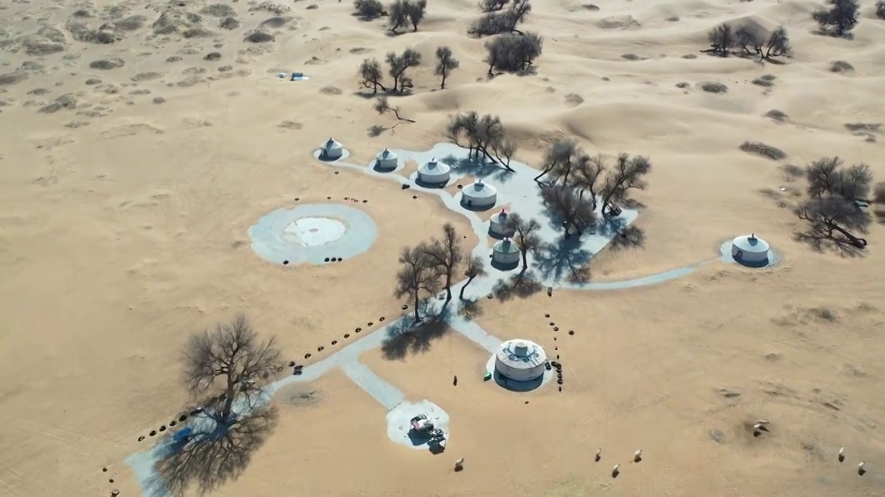 航拍空中鸟瞰沙漠盐碱湖边的牧民住的蒙古包视频素材