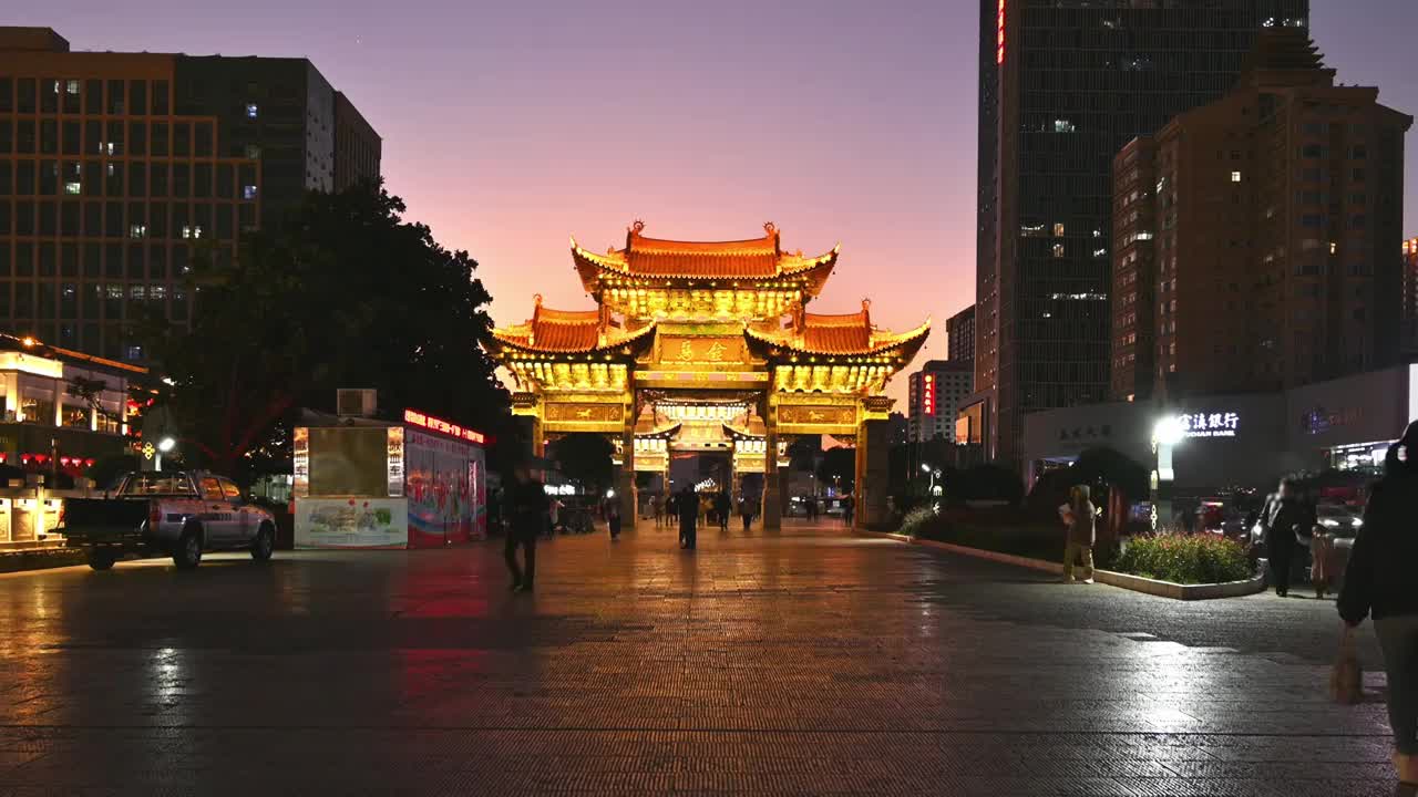 云南省昆明市金马碧鸡坊夜景实时视频素材