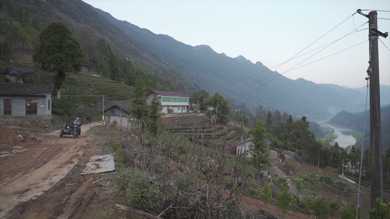 摩托车行驶在江景乡村公路上视频素材