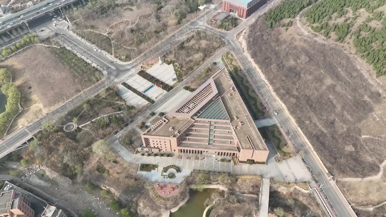 中国山东大学兴隆山校区图书馆航拍视频素材