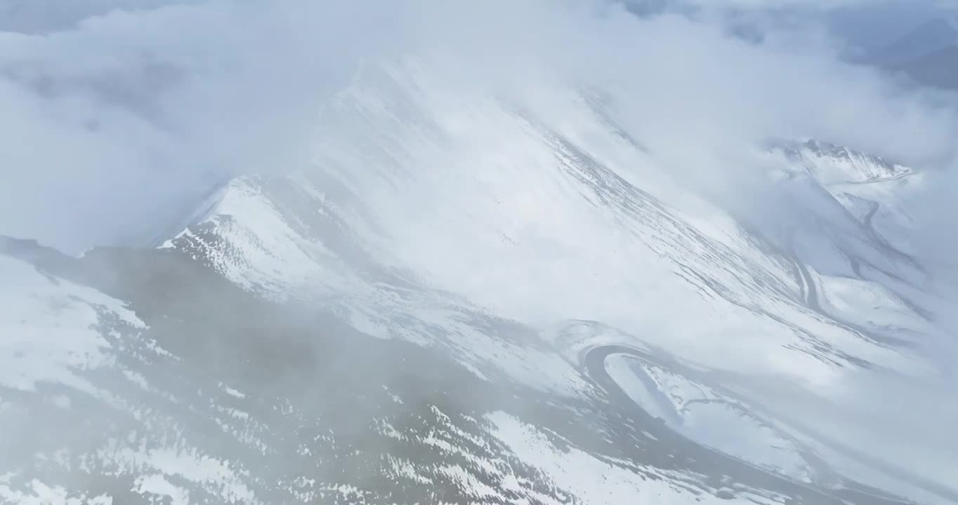 美丽自然风光川西雪山夹金山航拍风景盘山路视频素材