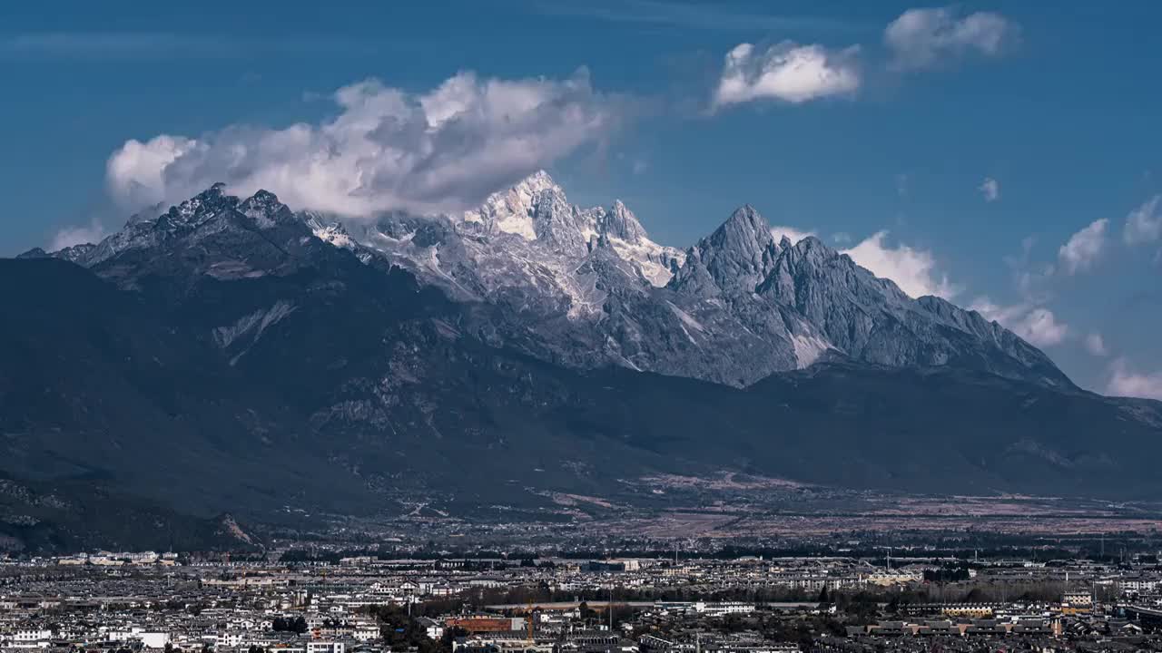 云南丽江玉龙雪山下的古镇延时视频素材