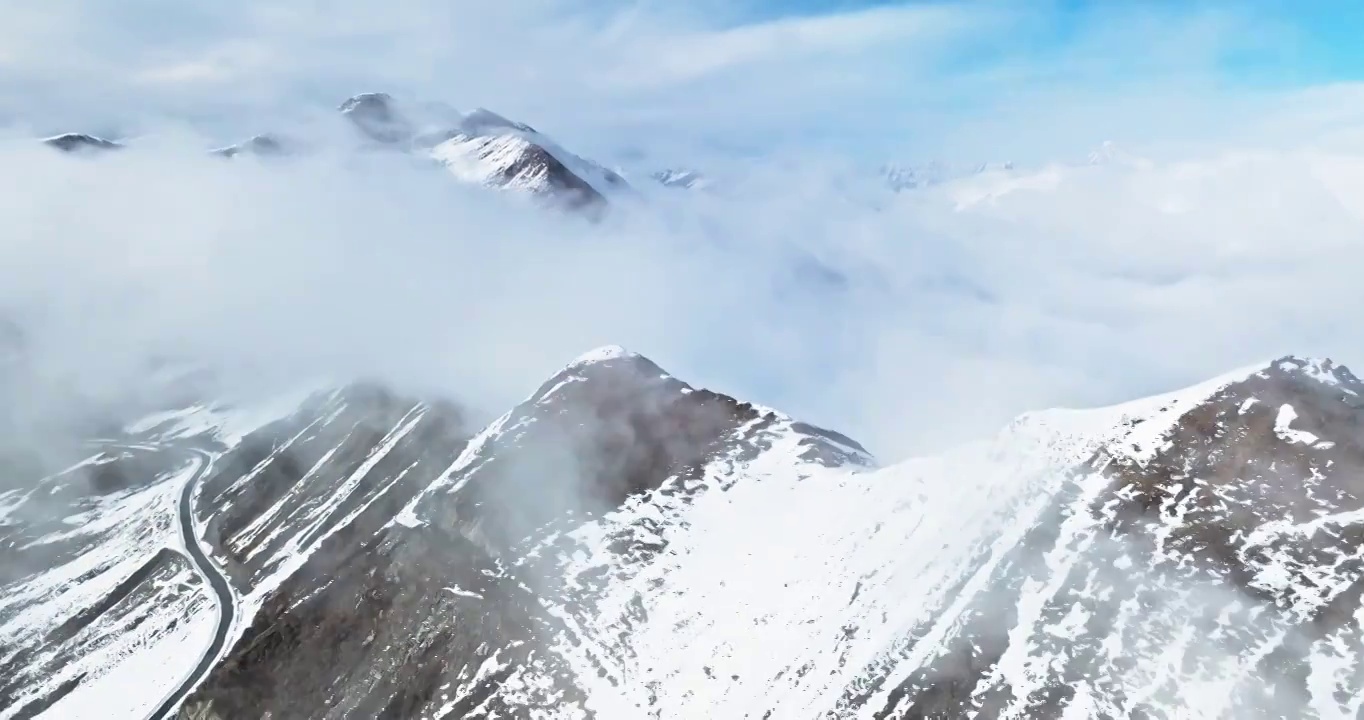 美丽自然风光川西雪山夹金山航拍风景云雾缭绕大气宏伟视频素材