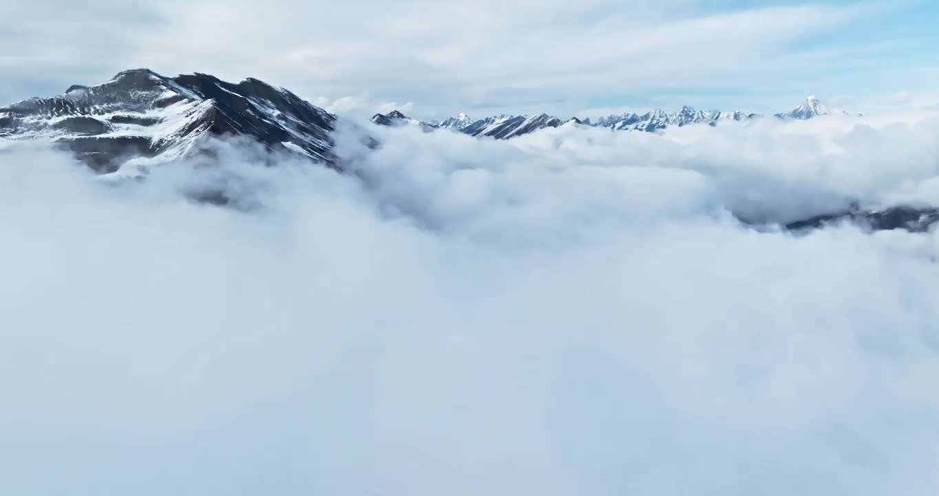 美丽自然风光川西雪山夹金山航拍风景云雾缭绕大气宏伟视频素材