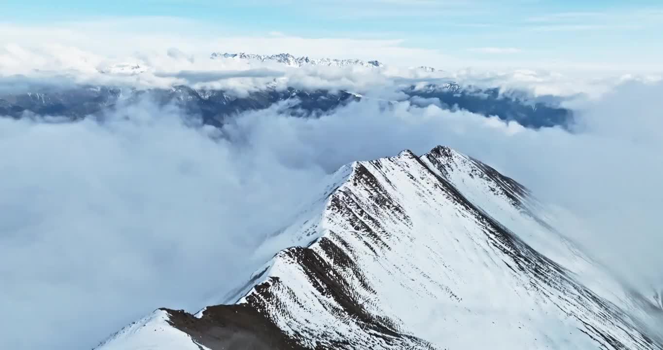 美丽自然风光川西雪山夹金山航拍风景云雾缭绕大气宏伟视频素材