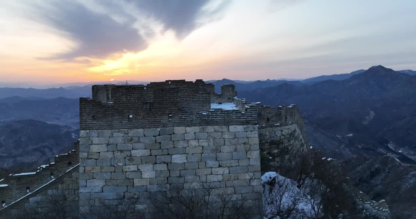 北京怀柔区箭扣长城夕阳下雪景航拍视频素材