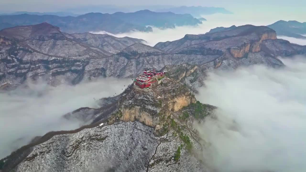 航拍云台山茱萸峰雪后云雾缭绕宛如仙境视频素材