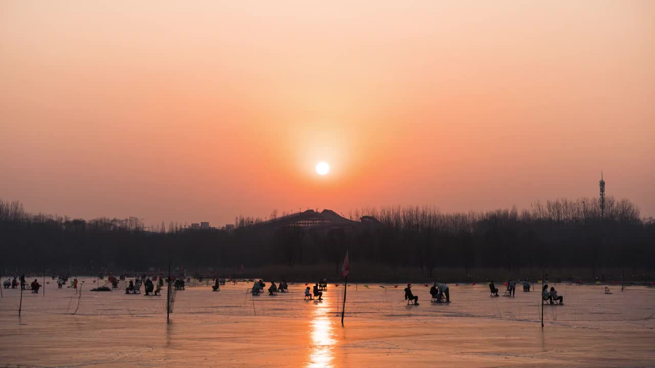 夕阳下冰面滑冰的游客人群延时摄影视频素材