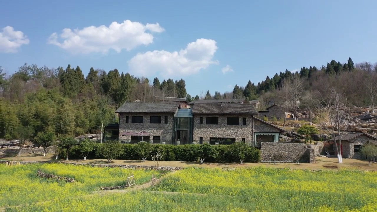 湖北宜昌夷陵区分乡镇南岔湾村，农家石屋与田园油菜花交相辉映视频素材