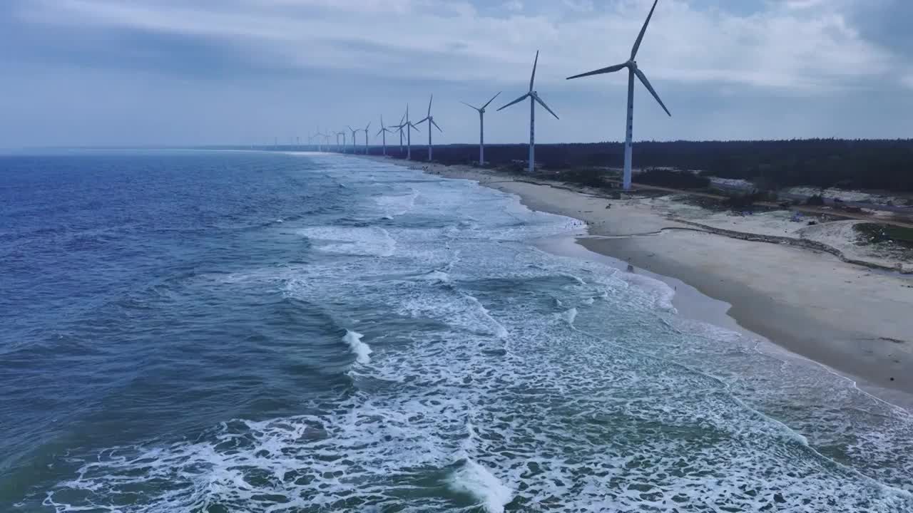 海边风力发电风车航拍视频素材