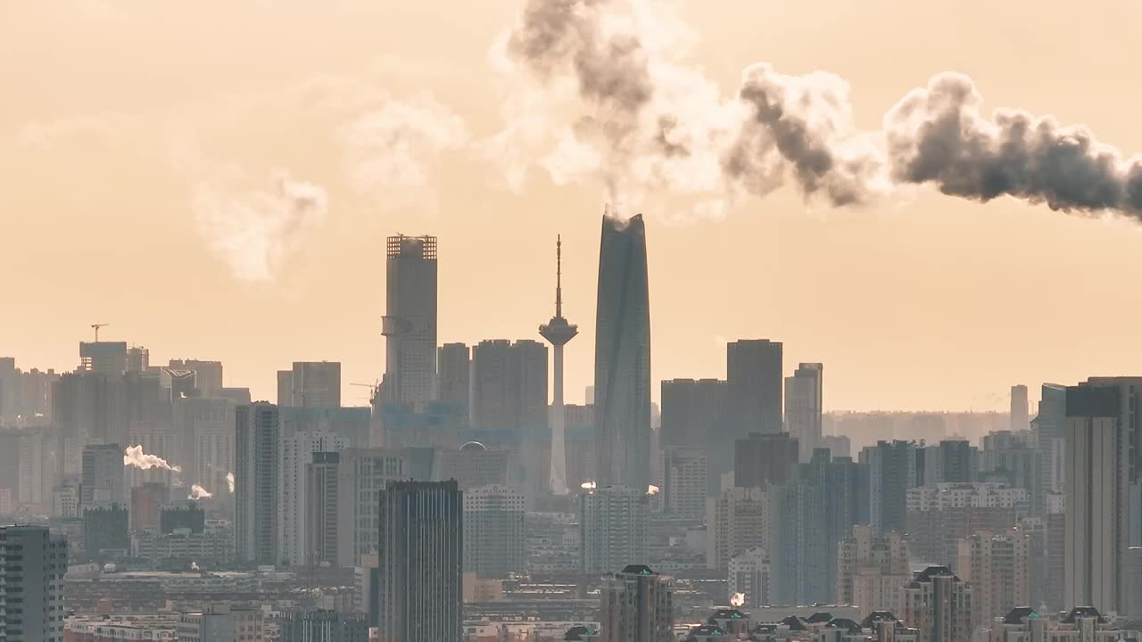 沈阳夕阳下的城市彩电塔建筑与工业烟雾视频素材