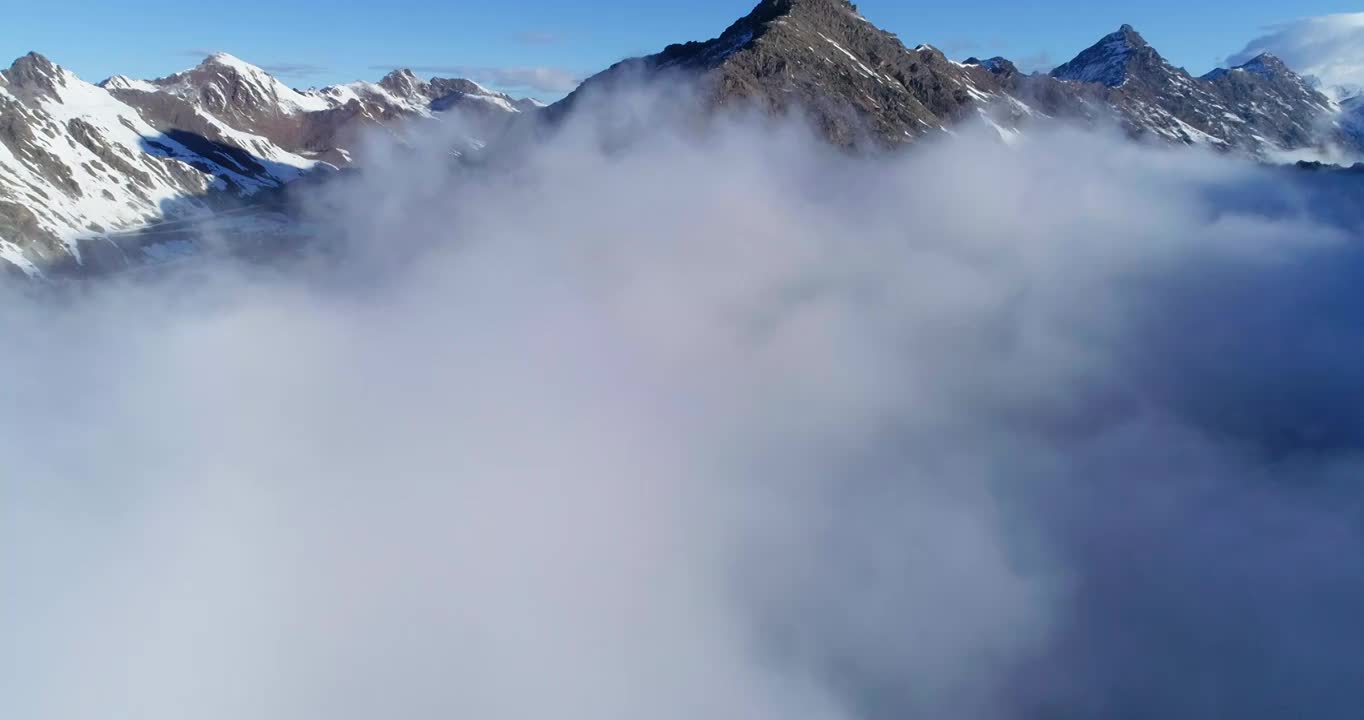 航拍四川西部雪山巴郎山云海美丽自然景观风景视频素材