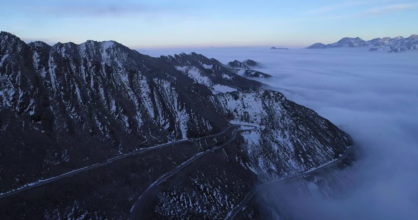 航拍四川西部雪山巴郎山云海美丽自然景观风景视频素材