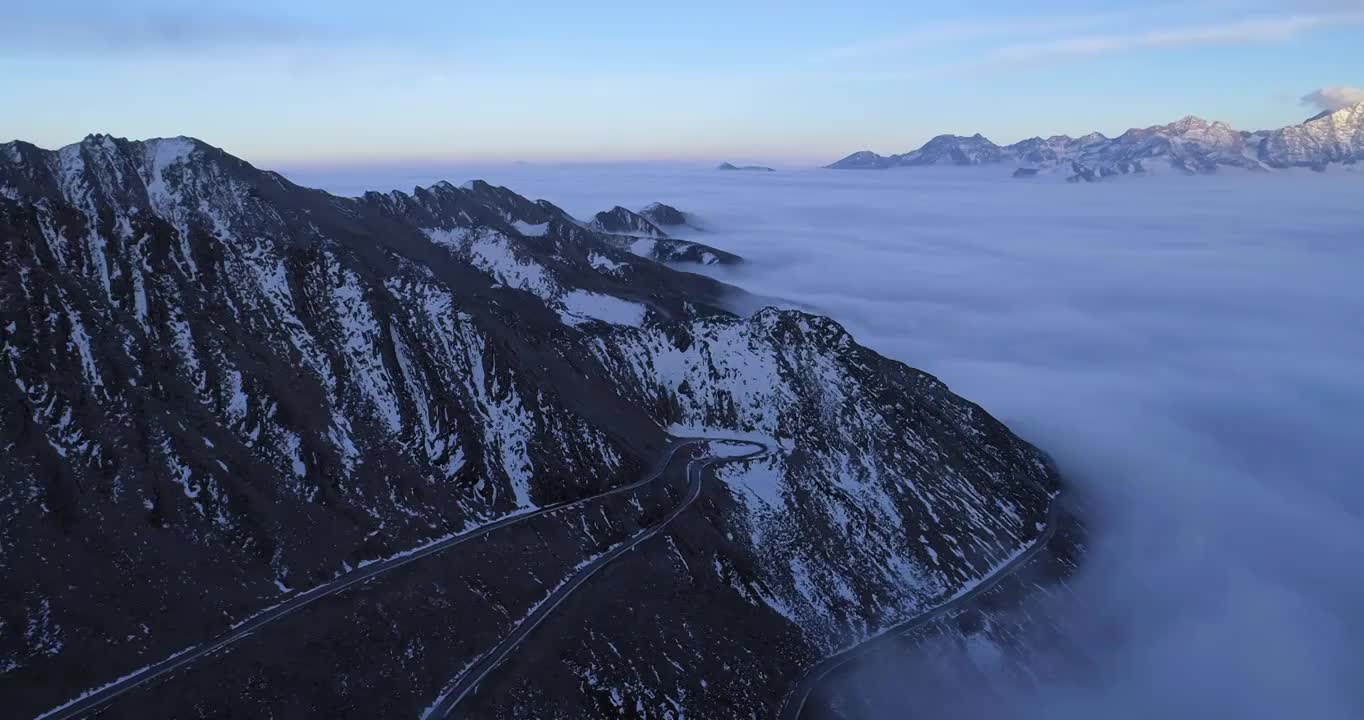 航拍四川西部雪山巴郎山云海美丽自然景观风景视频素材