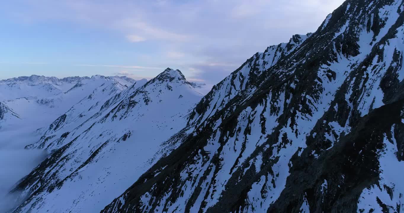 航拍四川西部雪山巴郎山云海美丽自然景观风景视频素材