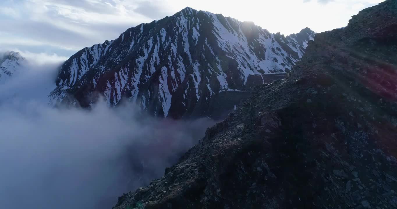 航拍四川西部雪山巴郎山云海美丽自然景观风景视频素材