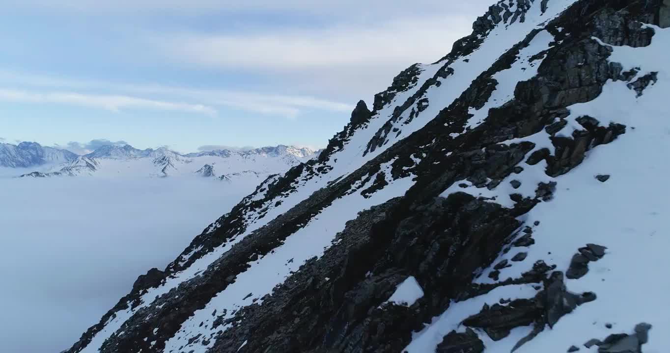 航拍四川西部雪山巴郎山云海美丽自然景观风景视频素材