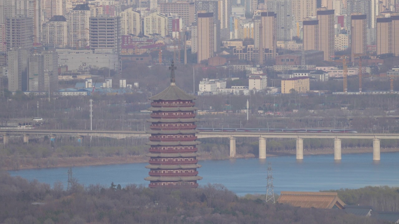 高速列车行驶在园博湖高架桥上视频素材