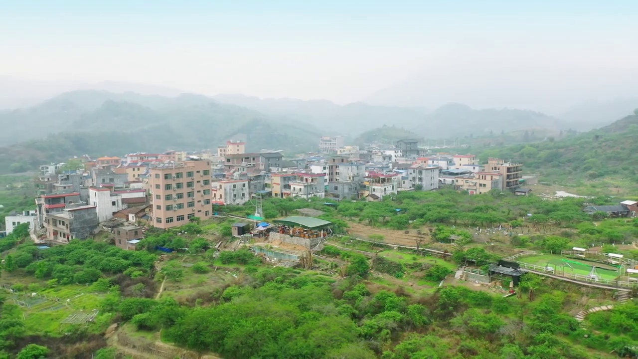 航拍春天大山森林环绕新农村面貌植被覆盖原生态林区绿化山林乡村振兴乡镇建设开发原生态绿色乡村三农旅游视频素材