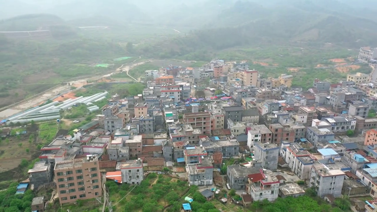 航拍春天大山森林环绕新农村面貌农民自建房浓雾散开植被覆盖原生态林区绿化乡村振兴乡镇建设旅游民宿耕地视频素材