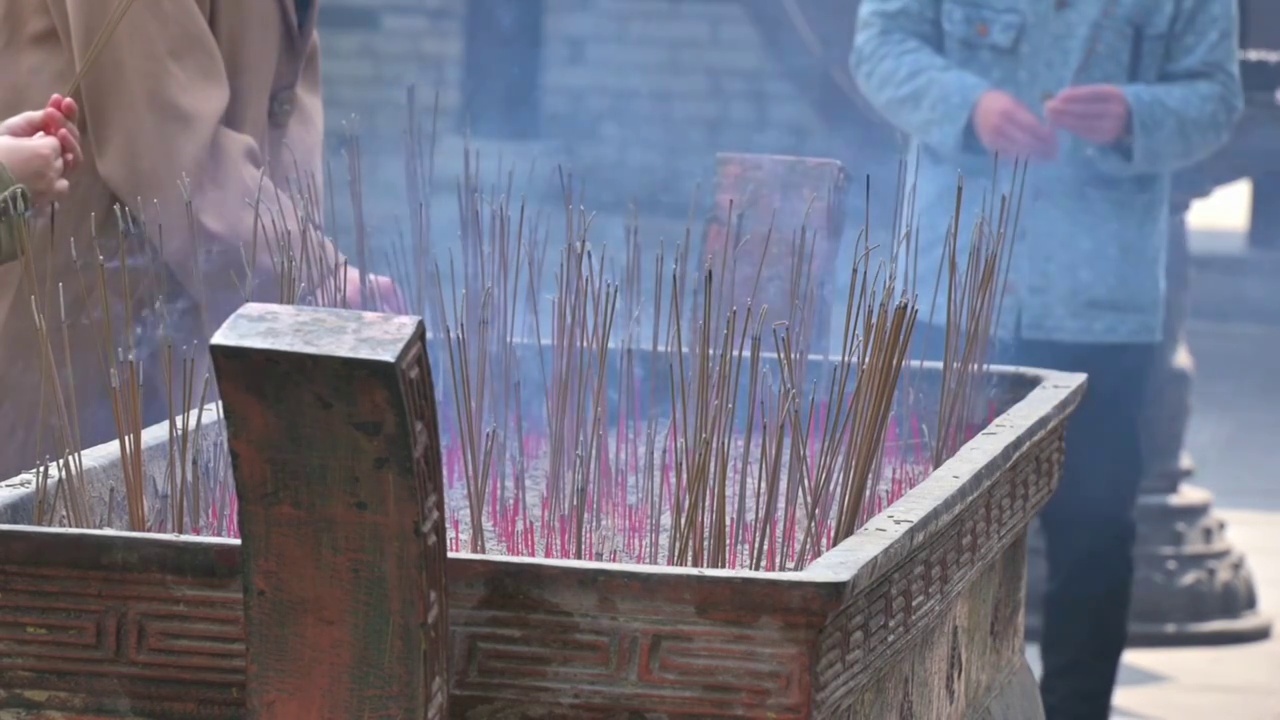 寺庙香炉烧香烟雾缭绕祈祷祈福视频素材