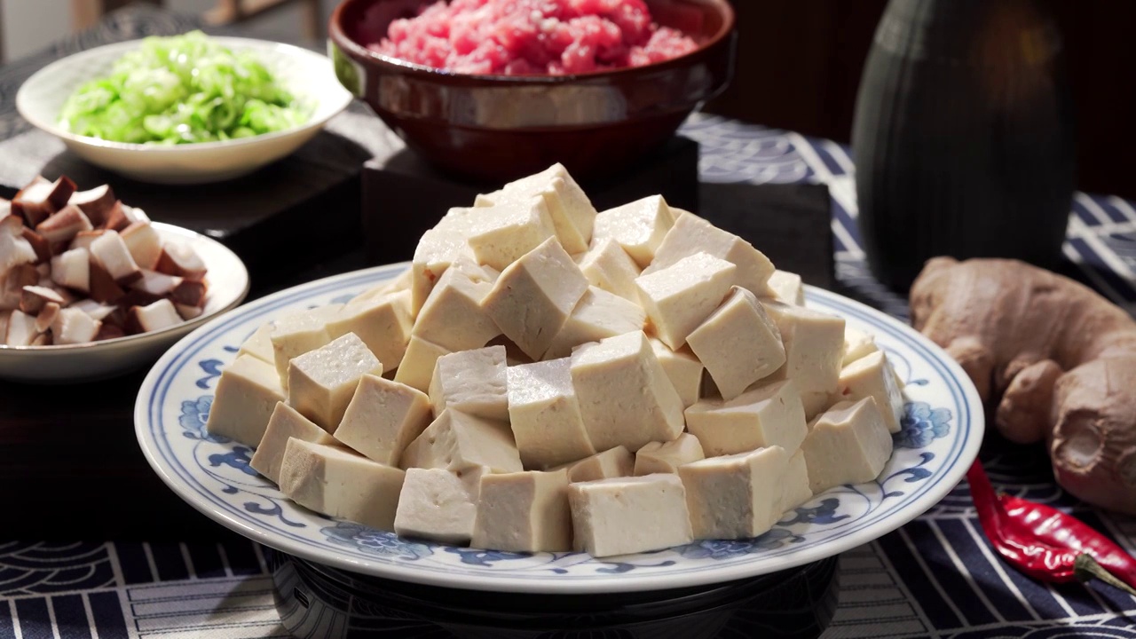 经典川菜香菇肉酱烧豆腐所需食材视频素材