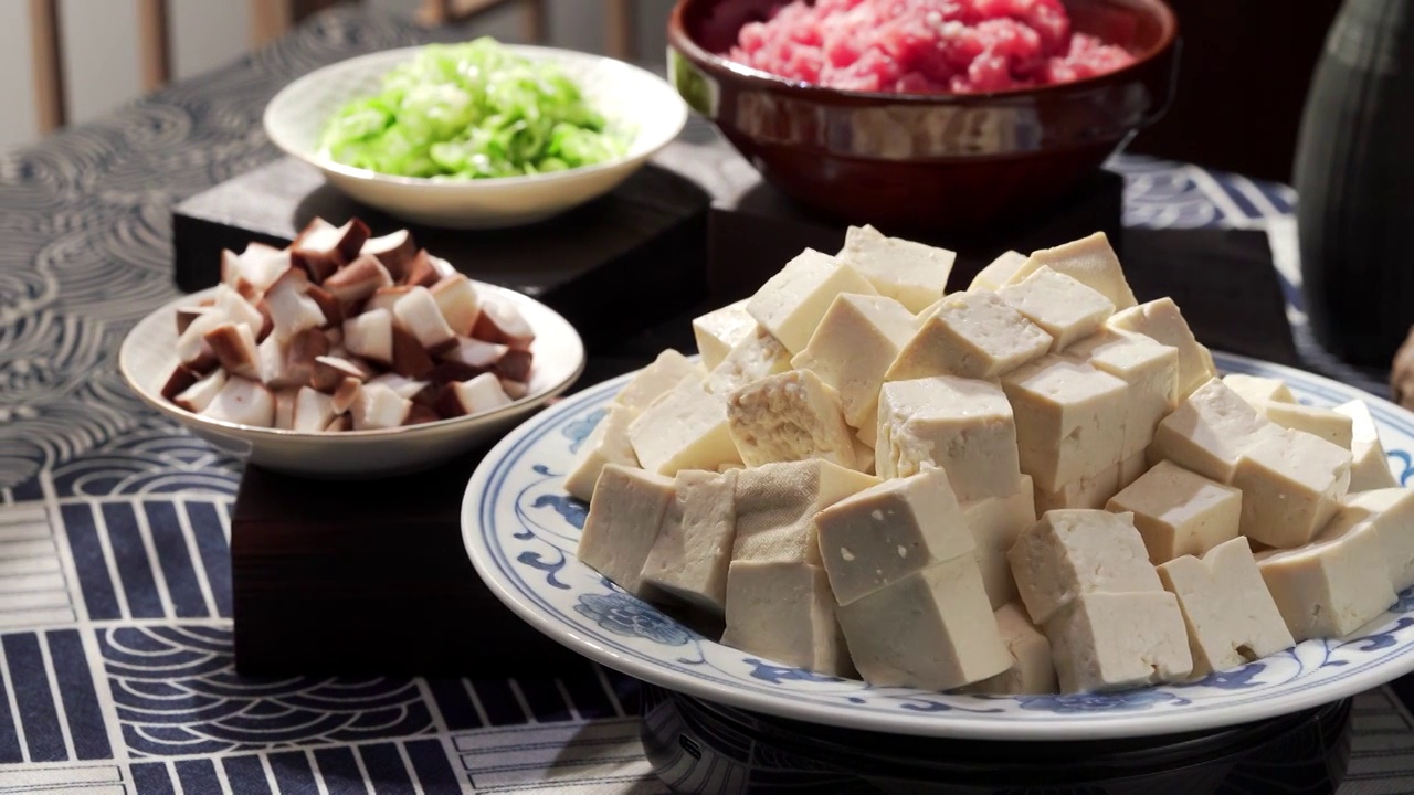 经典川菜香菇肉酱烧豆腐所需食材视频素材