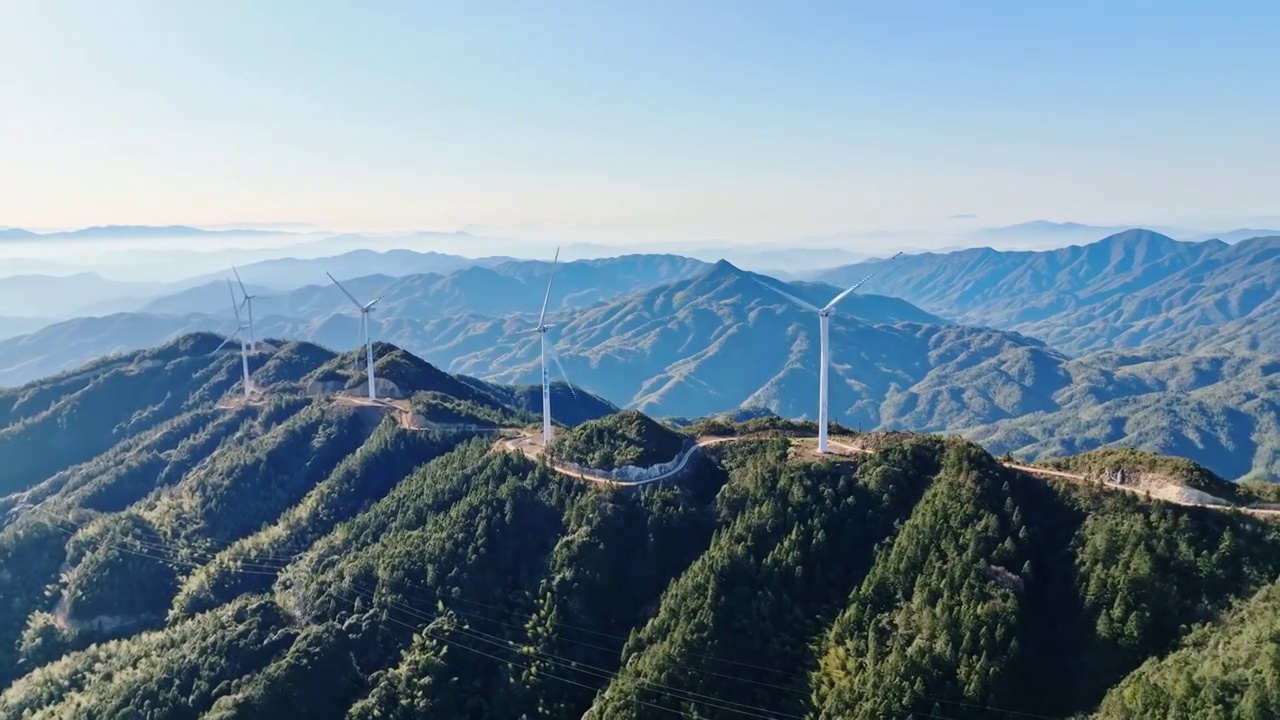 高山上的风力发电群视频素材