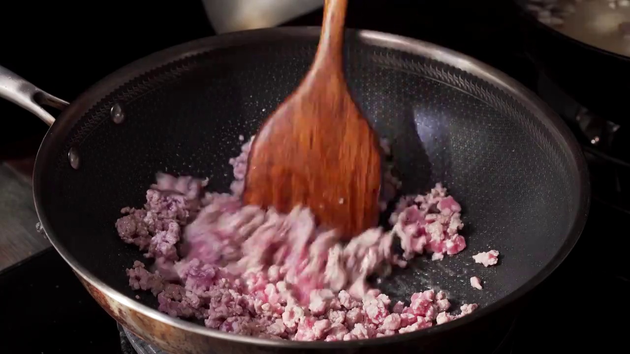 特色中餐香菇肉酱烧豆腐烹饪过程视频素材