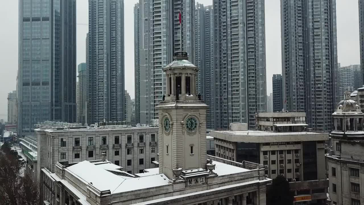 武汉下雪天 江汉关钟楼视频素材