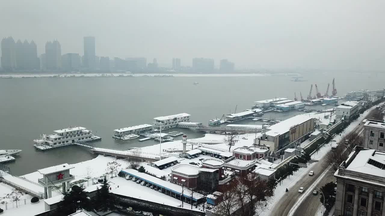 武汉下雪天 江汉关钟楼视频素材