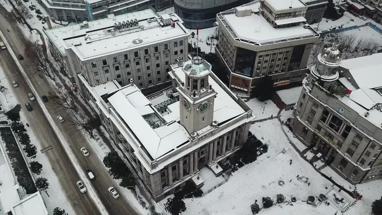 武汉下雪天 江汉关钟楼视频素材