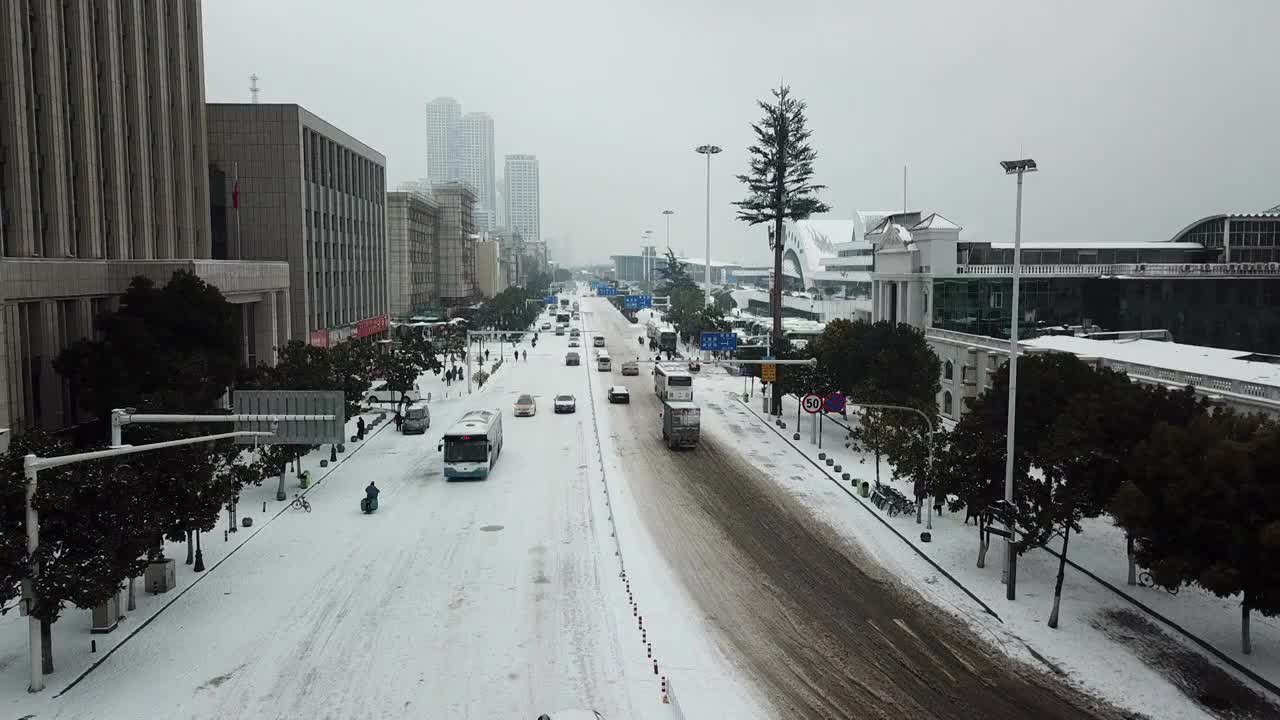 武汉下雪天 江汉关钟楼视频素材