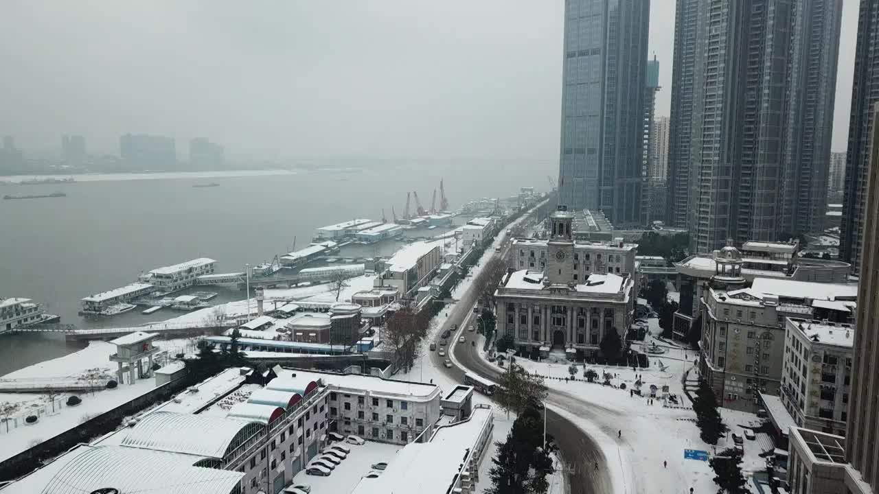 武汉下雪天 江汉关钟楼视频素材