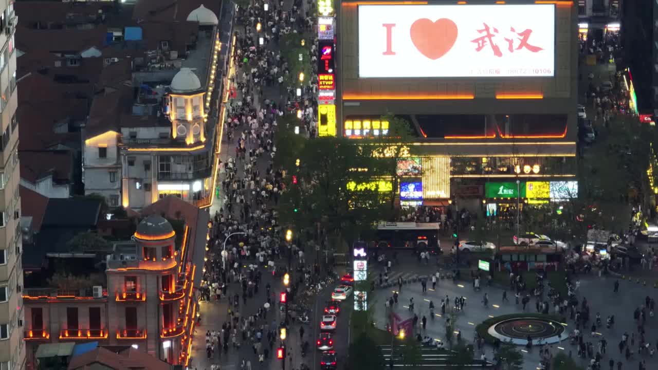 航拍武汉江汉路步行街拥挤的人流街景视频素材