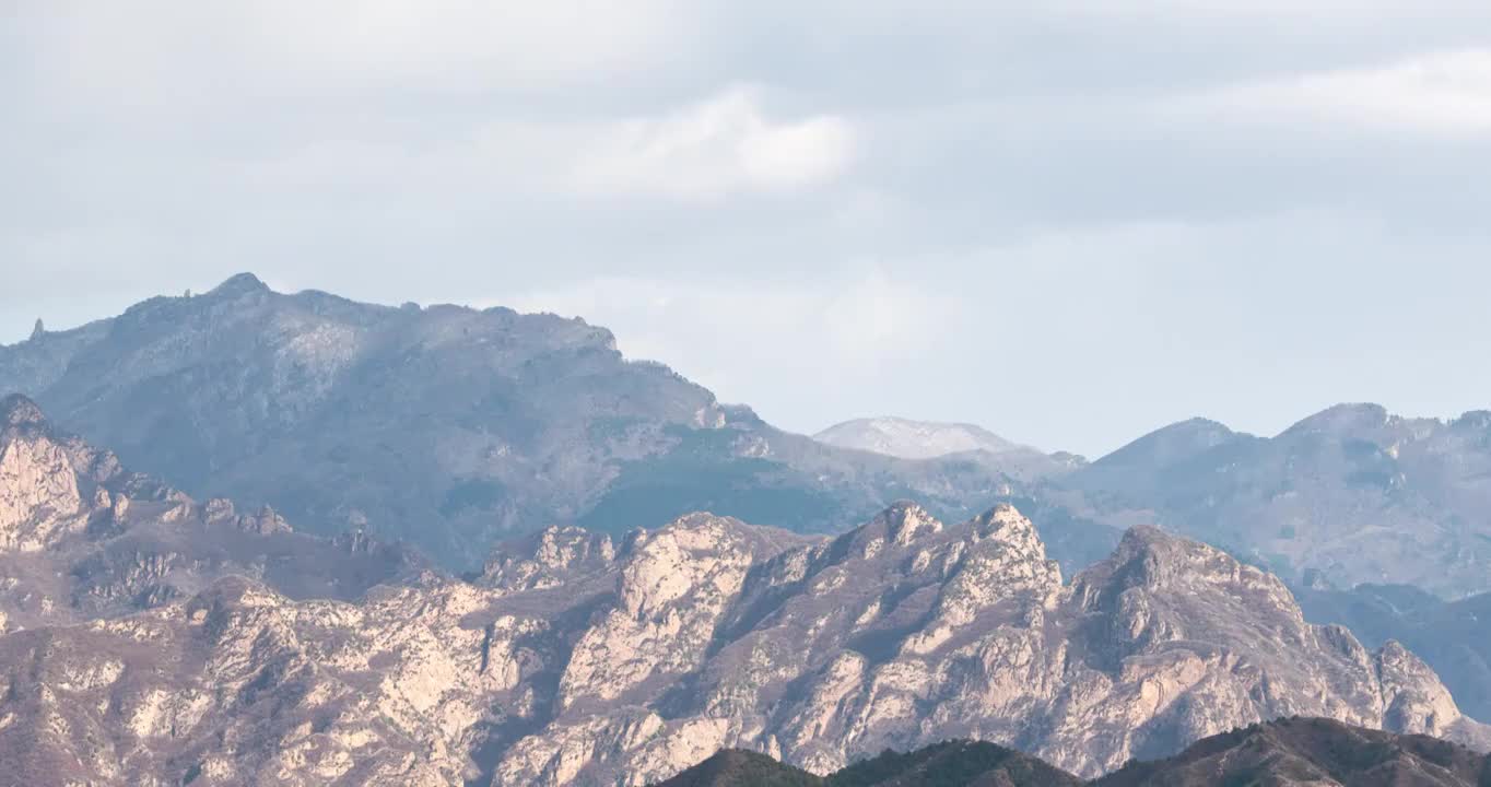 远眺北京市密云区雾灵山视频素材