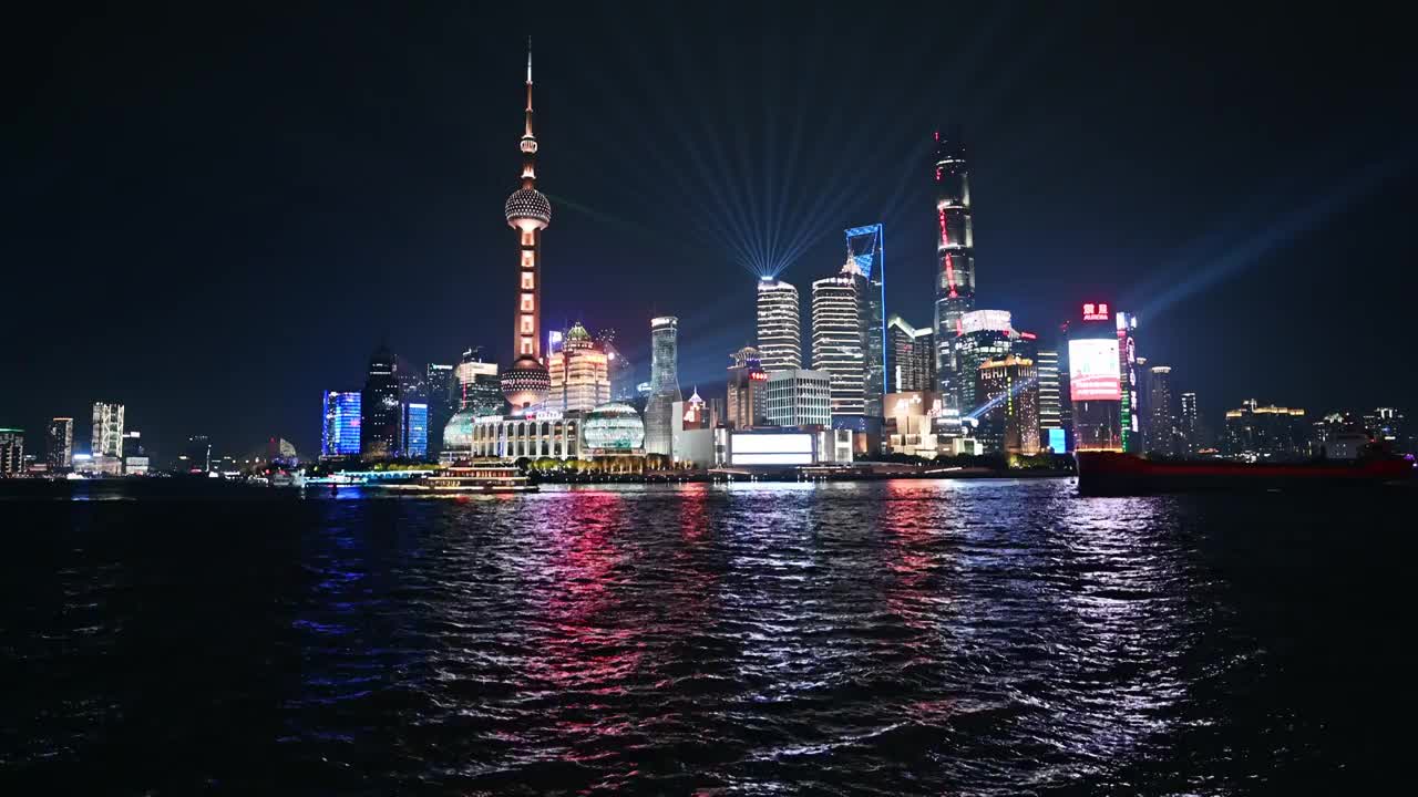 上海陆家嘴金融城外滩夜景灯光秀实拍视频素材