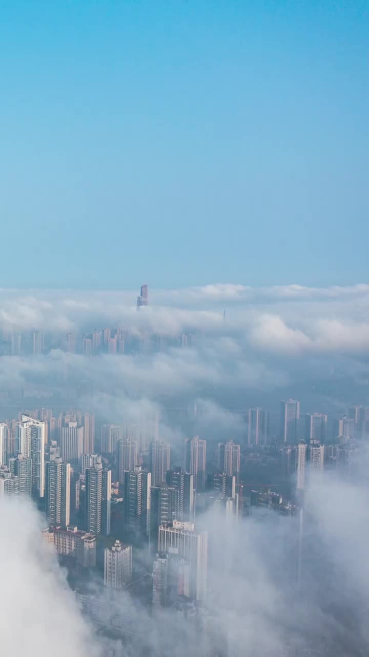 航拍延迟平流雾下的重庆视频素材