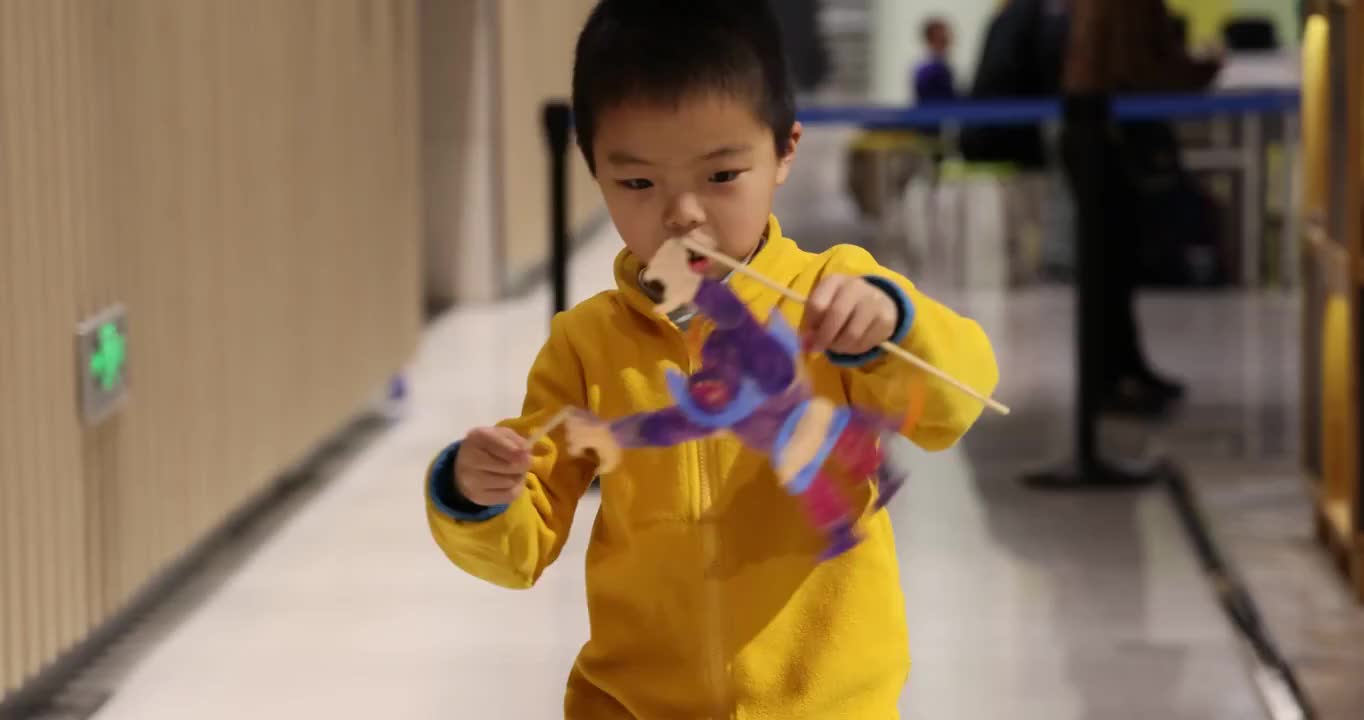 人像：小男孩正在操控自己制作的牛皮影葫芦娃蝎子精人偶视频素材