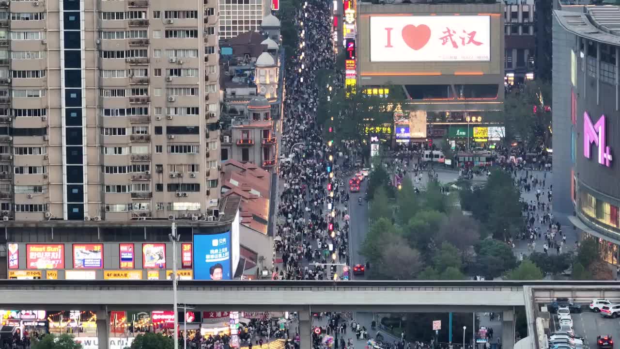 航拍武汉江汉路步行街夜景街景人群视频素材