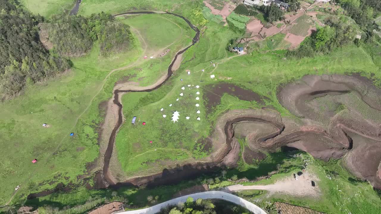 湖北恩施一湿地草原成露营爱好者乐园视频素材