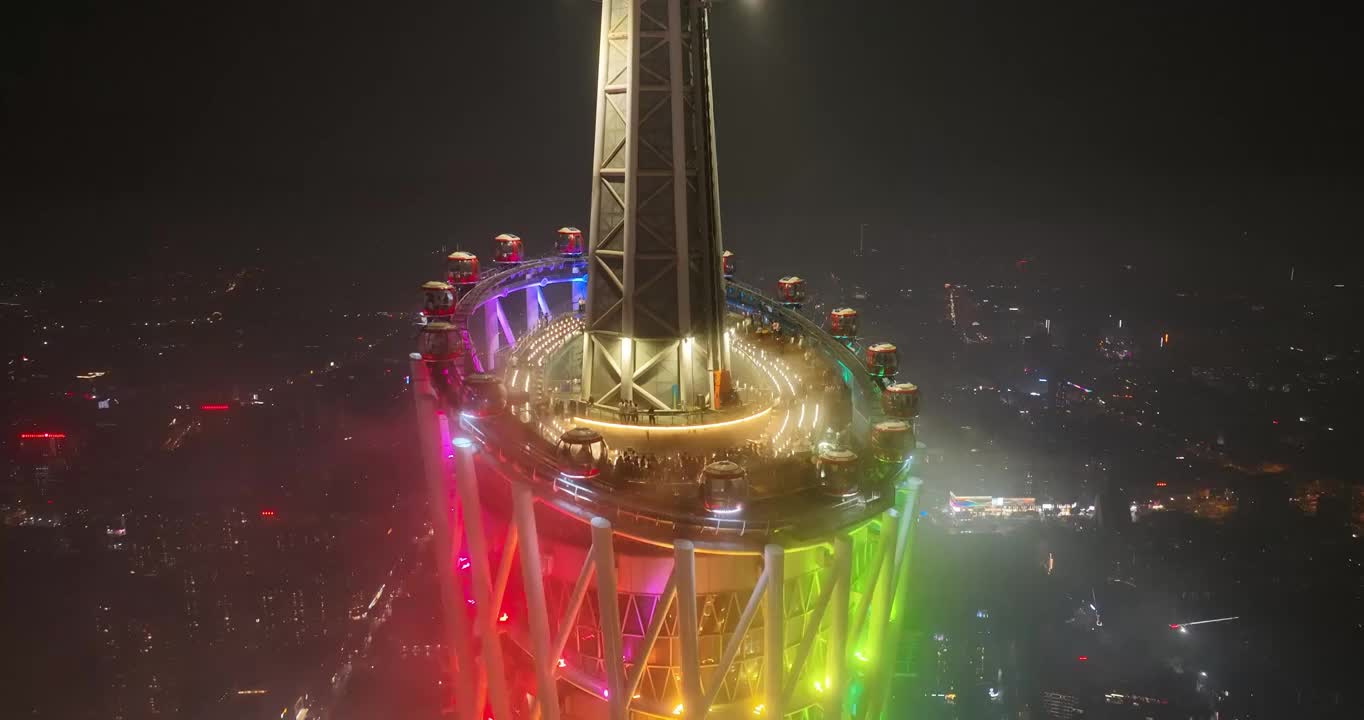 雨后广州塔上看风景的人视频下载