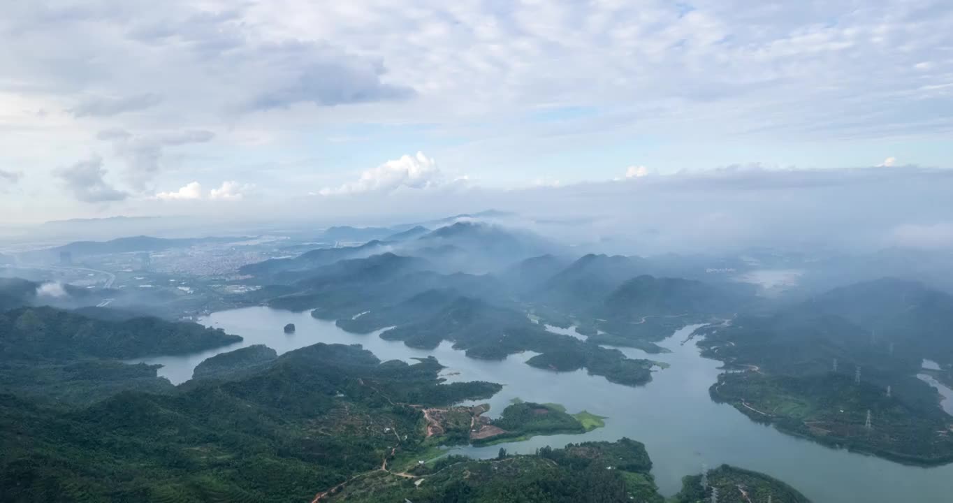 4k珠海水库雾气蓝天白云航拍延时视频素材