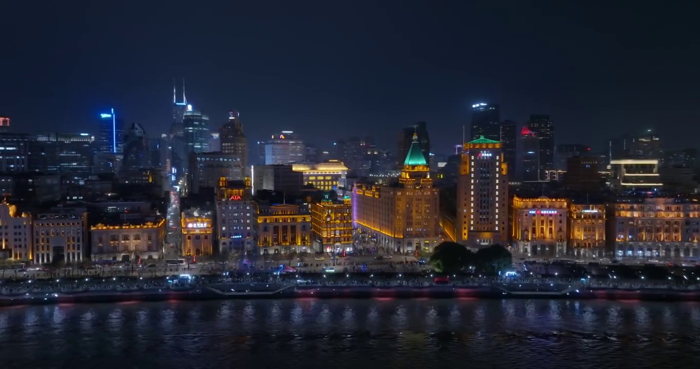 上海外滩建筑群灯光秀夜景航拍视频素材