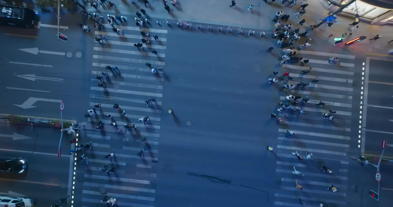 上海南京路步行街路口人群穿梭夜景航拍视频素材