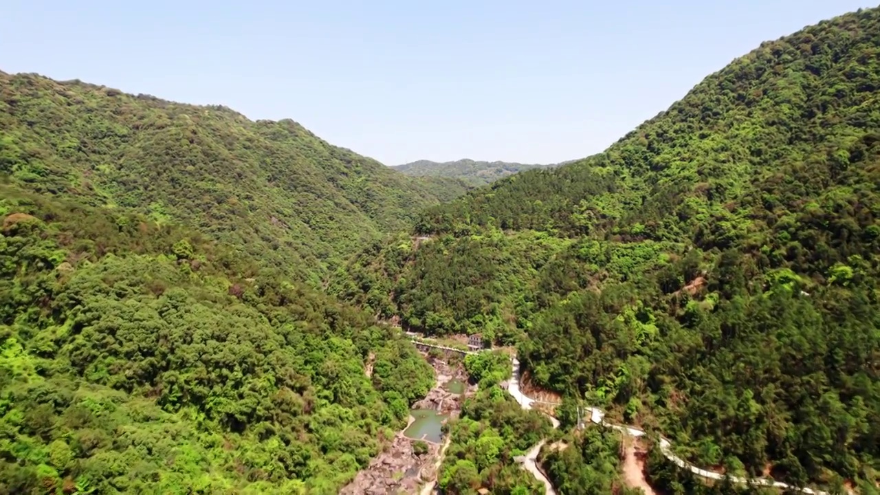 连江贝里溪蟹谷山谷溪流高空航拍直飞视频素材