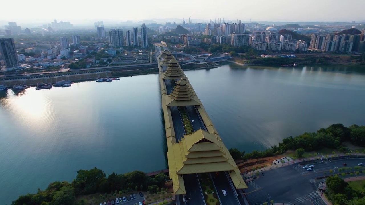 广西柳州凤凰岭大桥日落夕阳风雨桥城市建筑柳江风光航拍视频素材