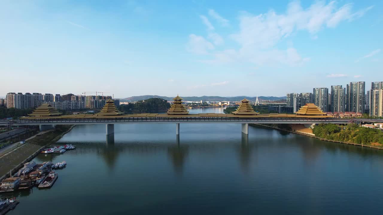 广西柳州凤凰岭大桥日落夕阳风雨桥城市建筑柳江风光航拍视频素材