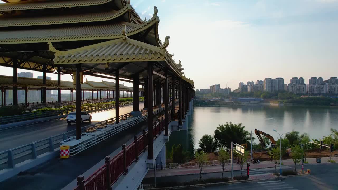 广西柳州凤凰岭大桥日落夕阳风雨桥城市建筑柳江风光航拍视频素材