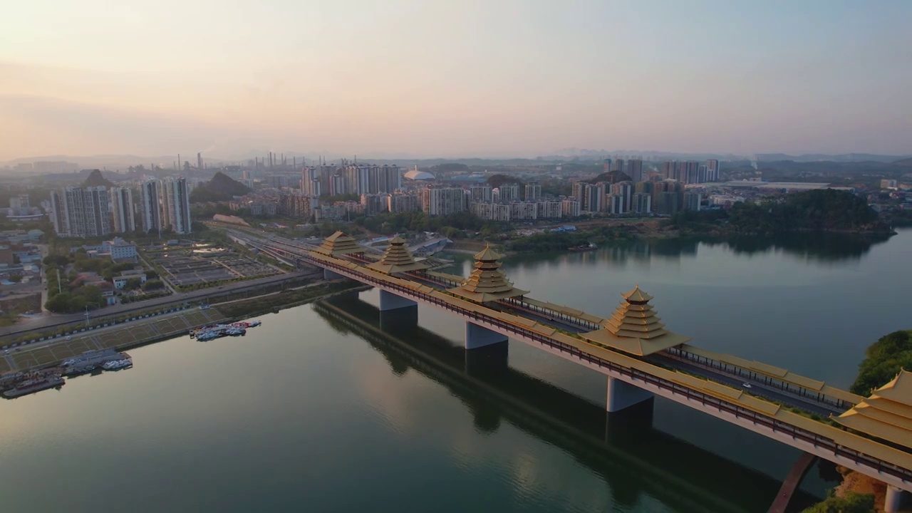 广西柳州凤凰岭大桥日落夕阳风雨桥城市建筑柳江风光航拍视频素材